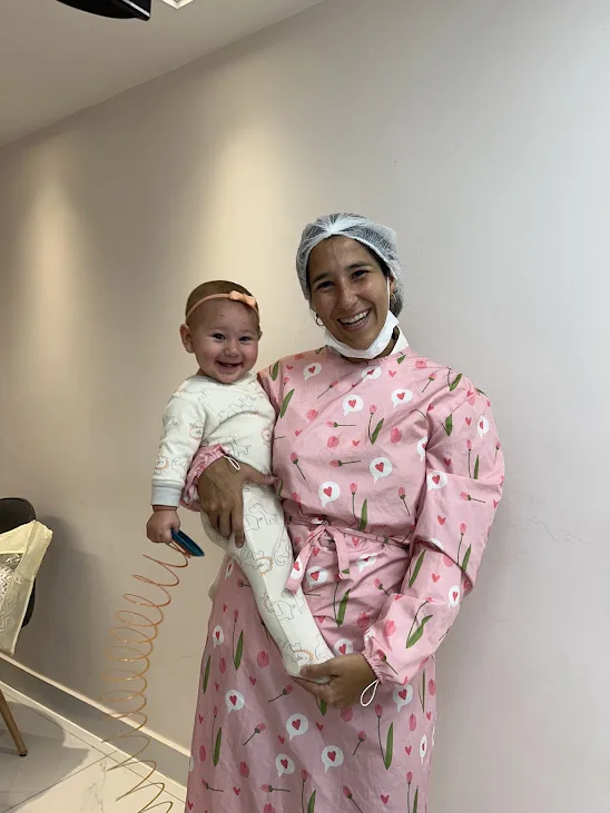 Dra. Luisa segurando um bebê no colo